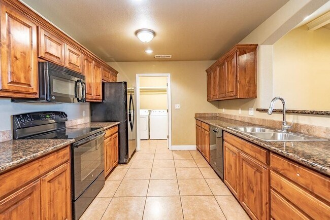 Building Photo - Great 3 Bed 3 Full Bath in North Point area