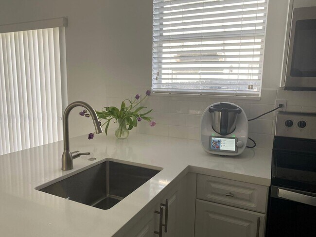 Foto del edificio - 5245 NW 112th Ave