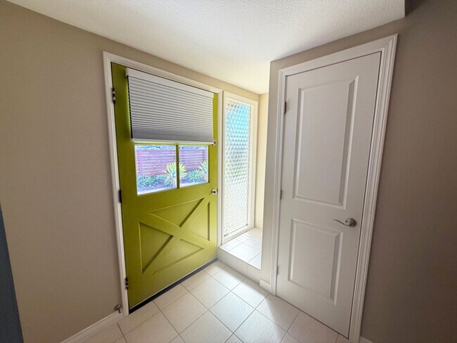 Foto del edificio - 3 Bed/ 2 Bath Brea Home w/Garage and Native Landscaped Yard