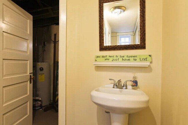 Foto del edificio - 254 Meehan Ave