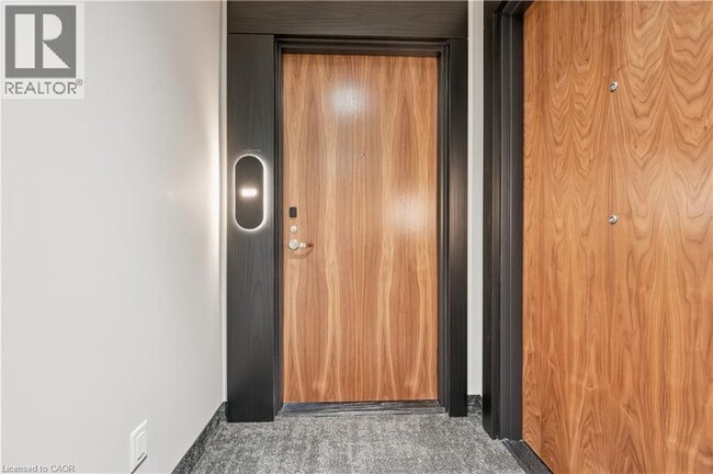 Building Photo - 25 Wellington St S