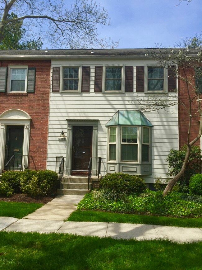 Courtyard View - 6738 Hillandale Rd