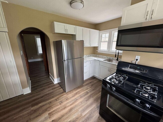 Foto del edificio - Charming 4 Bedroom Home in Convenient Rock Island Location