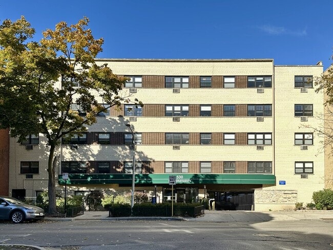 Building Photo - 535 W Surf St