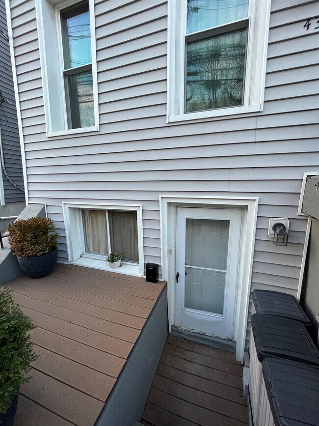 Building Photo - 431 Monmouth St