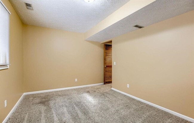 Building Photo - Townhome Available in Bellevue