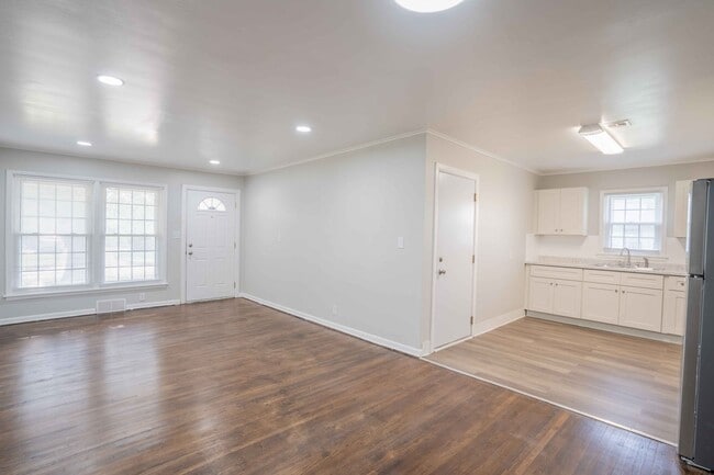 Building Photo - 3 Bed / 1.5 Bath in Tulsa!