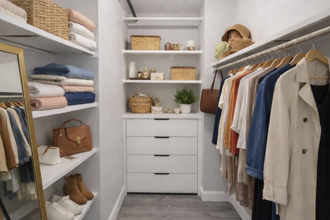 2 habitaciones, 1 baño, amplio vestidor. - Riverview Tower Apartments