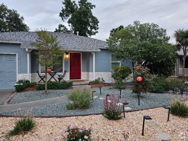 Building Photo - 2016 W Sonoma Ave