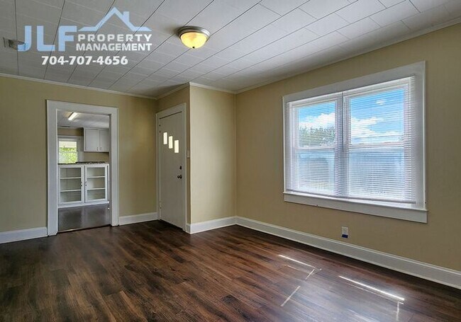 Building Photo - Nice 2/1 Ranch in Desirable Mount Pleasant!
