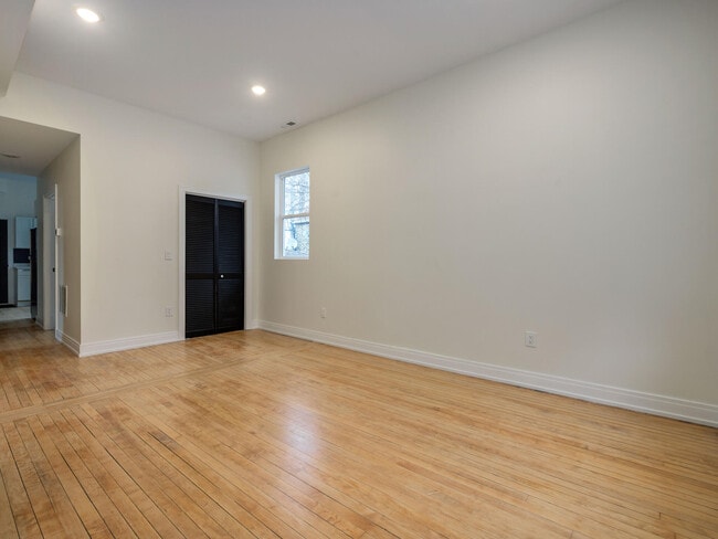 Foto del edificio - 2052 W Coulter St