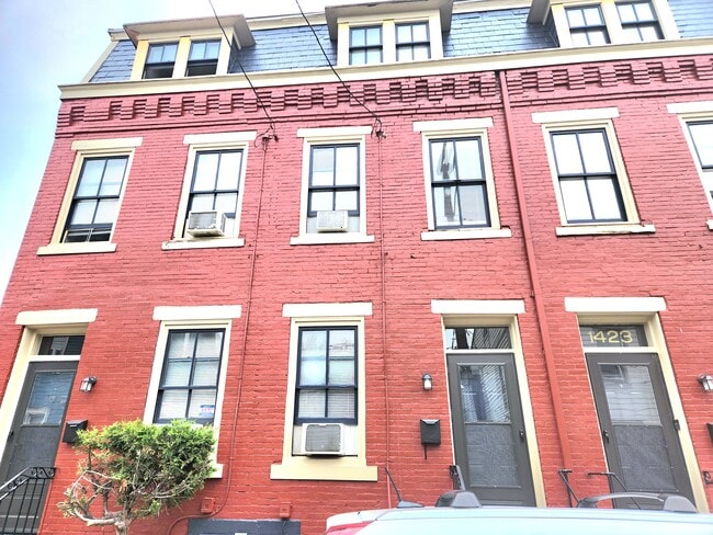 Manchester/ North Shore - 1425 Hamlin St