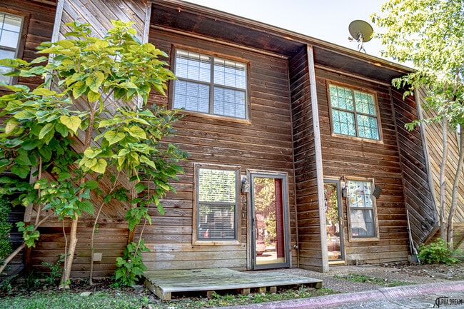 Building Photo - 1370 Oakland Ave