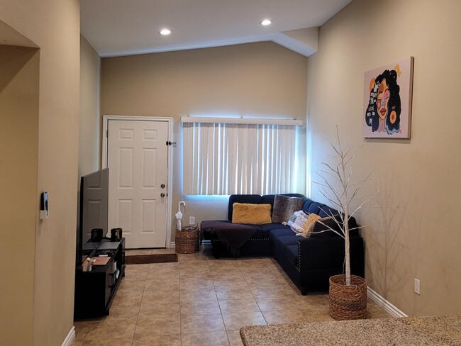 Living Room - 917 N Vineyard Ave