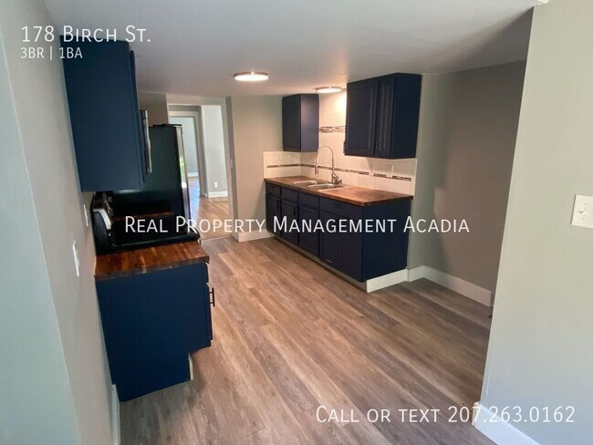 Building Photo - Large Intown Duplex Apartment Close to Eve...