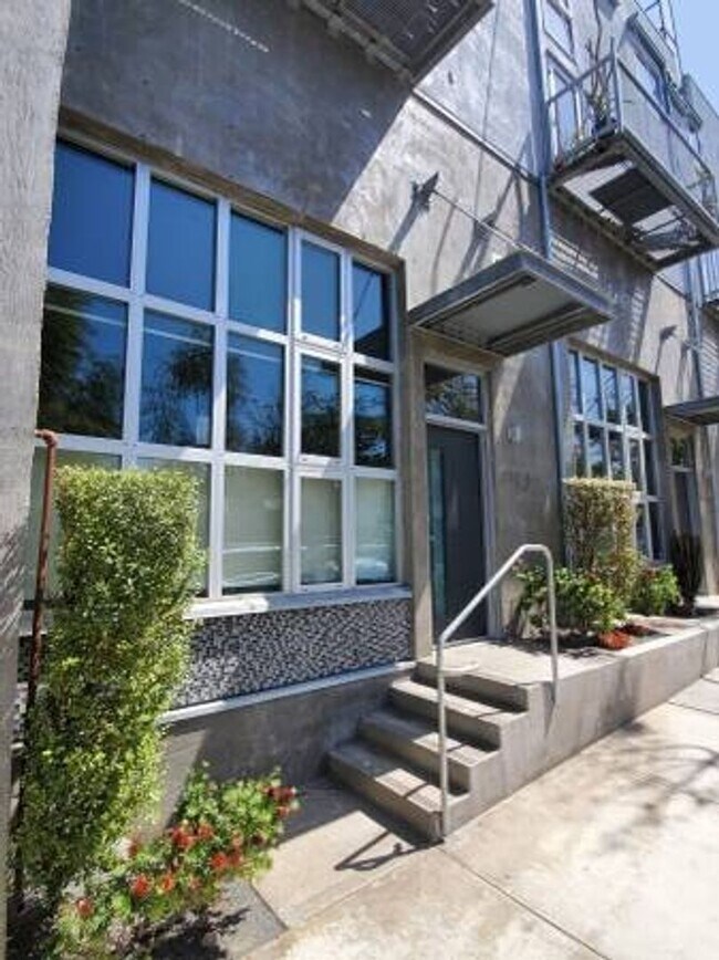 Foto del edificio - 5-Story UNIQUE Industrial Townhome - 3BD/4BA - w/ Open Floor Plan, Lots of Natural Light! - Secur...
