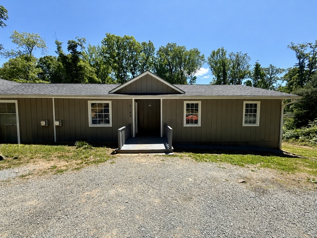 Building Photo - 218 Hickory Forest Rd