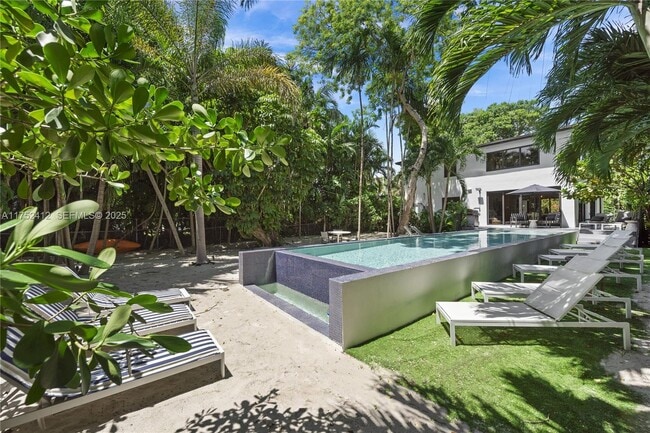 Building Photo - 1210 NE 89th St