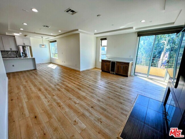 Foto del edificio - 5525 W Olympic Blvd