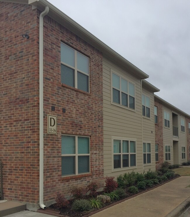 Building Photo - The Oaks Apartments
