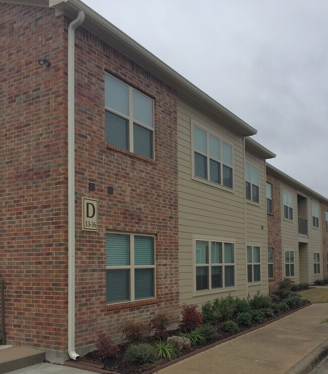 Foto del edificio - The Oaks Apartments