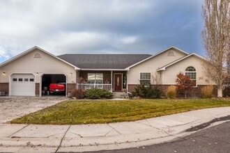 Building Photo - 396 Palomino Dr