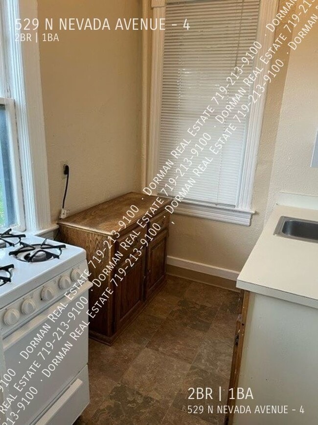 Building Photo - 2 bed, 1 bath apartment in a Victorian Hom...