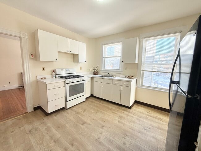 Building Photo - 144 Hillside St