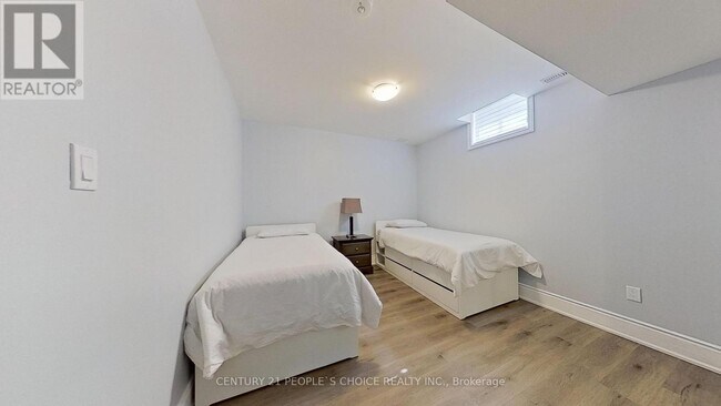 Building Photo - 2195 Dewsbury Dr