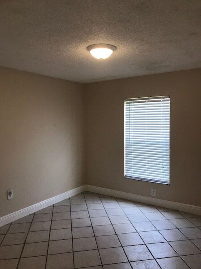 Foto del edificio - 3-Bedroom For Rent By Posner Park!