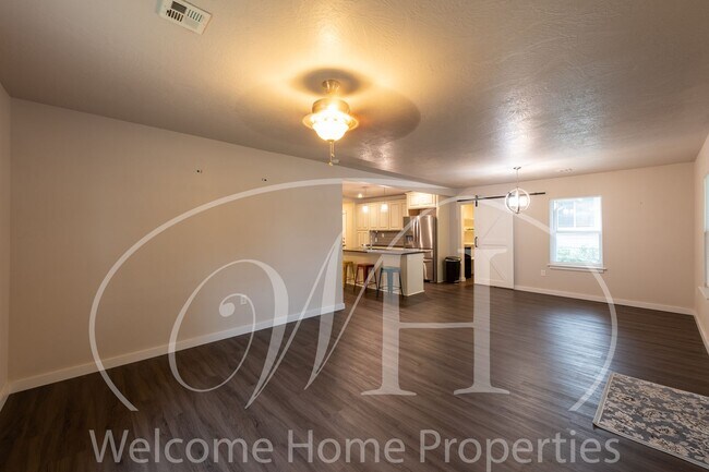 Building Photo - Spacious 4 Bedroom Home Near WWU