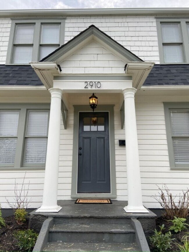 Building Photo - Central Tacoma 3 Bed 2 Bath 2 Story Home
