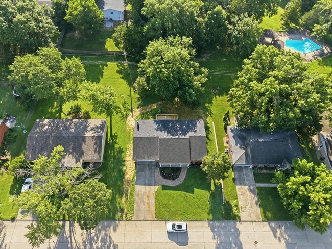 Building Photo - 1104 Falcon Dr