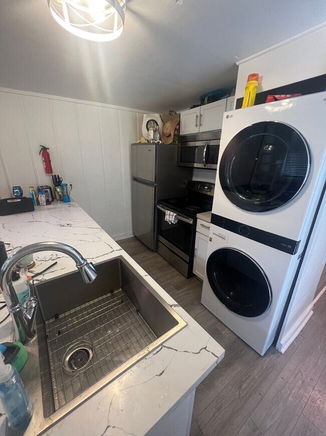 Building Photo - 2bd/1ba with New Appliances Near Campus Text 510-631-1171