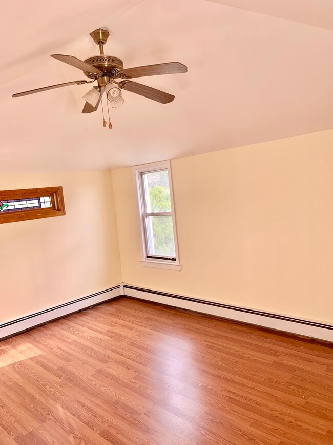 Foto del edificio - 1652 Stewart Ave