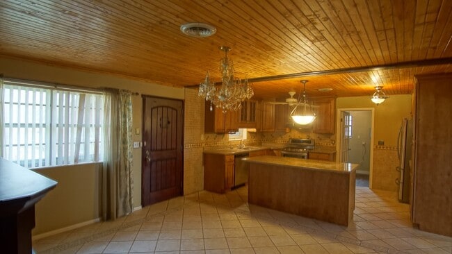 Building Photo - 4/2 Home on nearly 2 Acres!