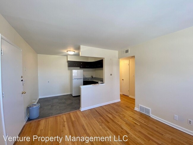 Building Photo - 3020 W Fardale Ave