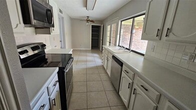 Building Photo - 470 Clear Creek Ln