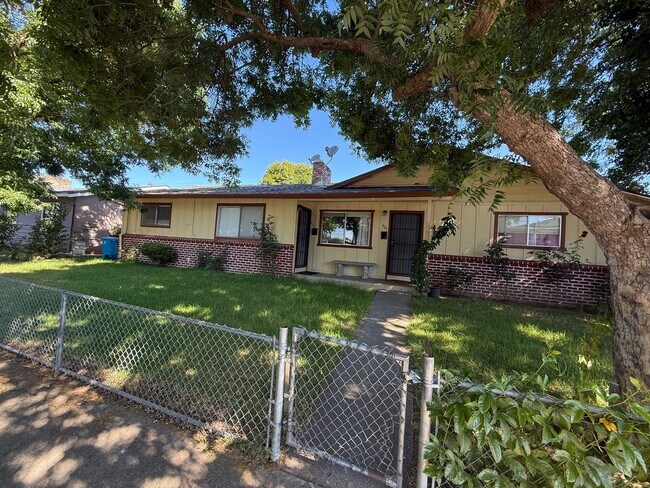 Foto del edificio - $2,695 - 2 Bd/1 Ba Duplex with remodeled kitchen and bath in Gilroy-Large backyard