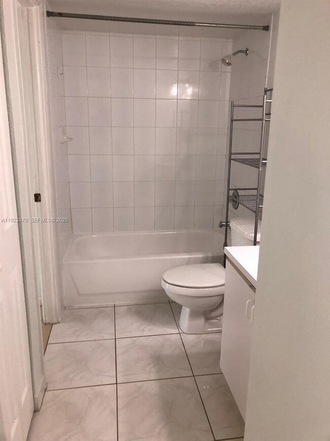 Building Photo - 9360 Fontainebleau Blvd