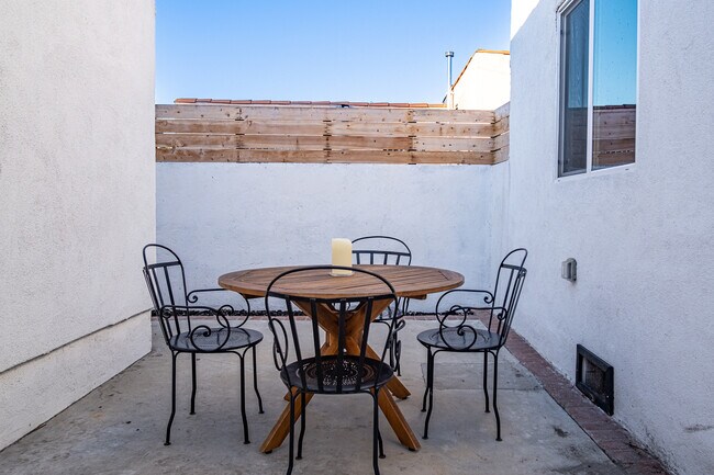 Building Photo - 3055 Vineyard Ave