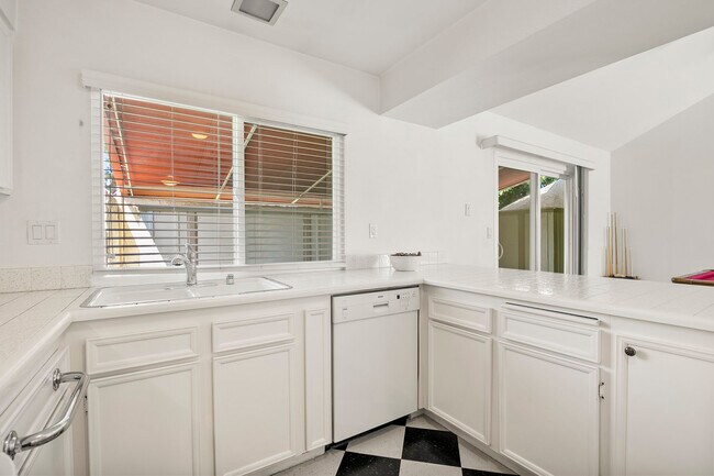 Foto del edificio - 1458 Finch St