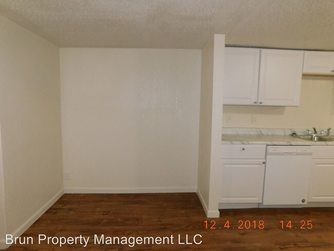 Building Photo - 502 E Red Bud Rd