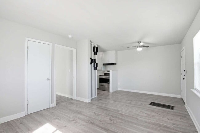 Foto del edificio - 6318 Laramie St