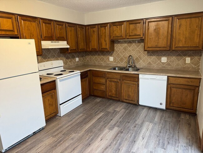 Building Photo - 2 bedroom duplex