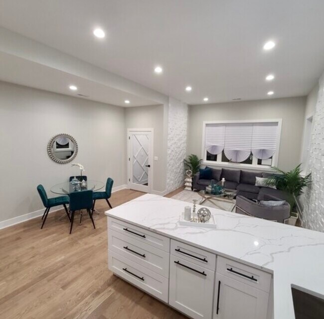 Foto del edificio - 5907 W Waveland Ave