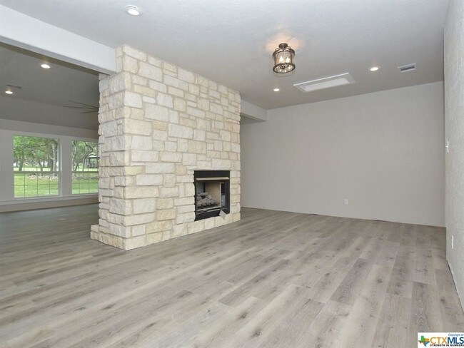 Building Photo - 11 Brookhollow Dr
