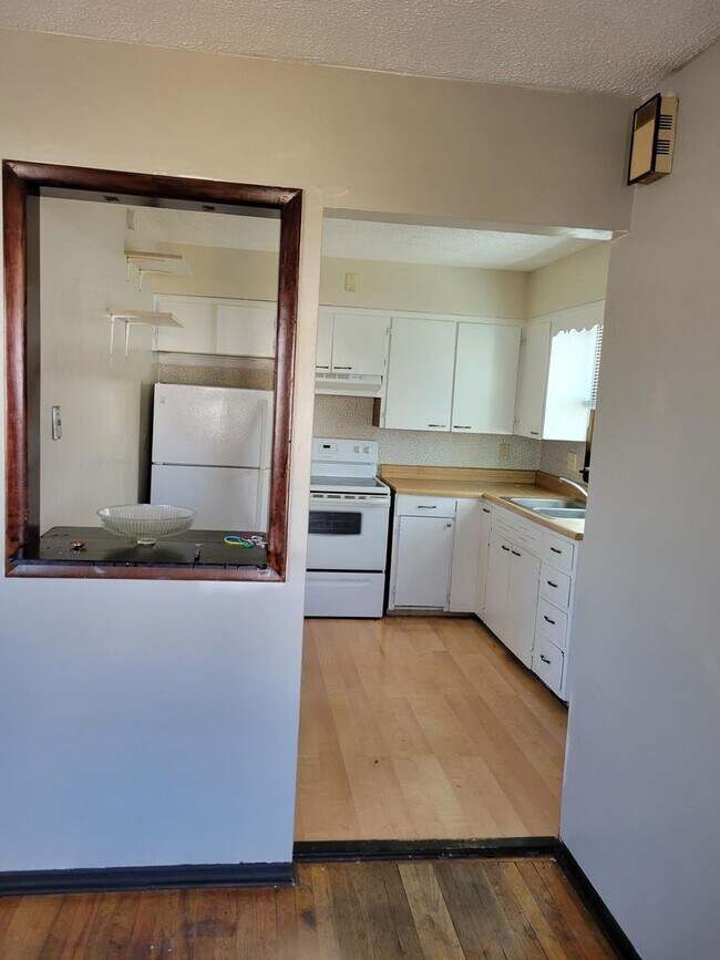 Building Photo - 3 bedroom 1 bath