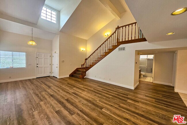 Foto del edificio - 7556 Thousand Oaks Dr