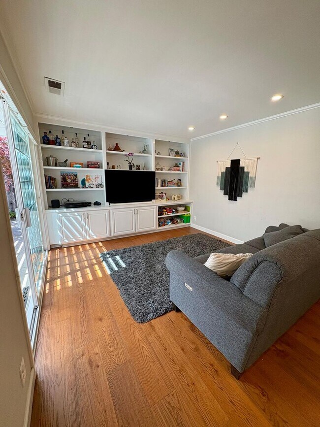 Building Photo - Stunning 4BD + Office Home with Pool in Li...